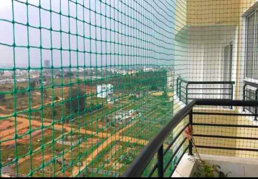 Balcony safety netting